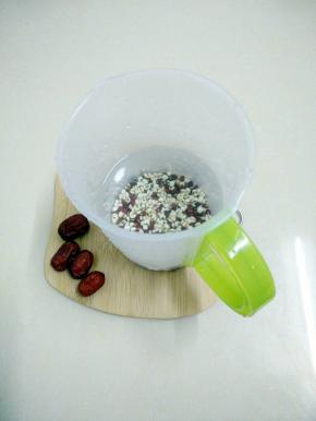 红豆薏米提前浸泡6个小时，红枣切成小丁。