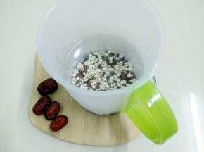 红豆薏米提前浸泡6个小时，红枣切成小丁。