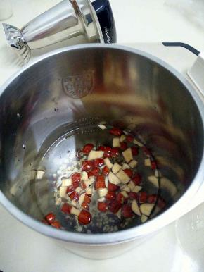 放入豆浆机中，加入清水至中位线。