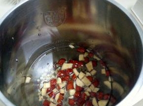 放入豆浆机中，加入清水至中位线。
