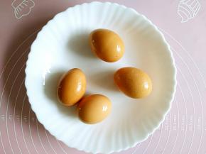 鸡蛋洗干净备用