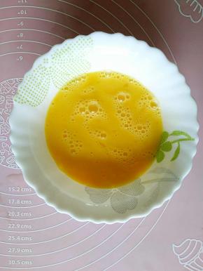 s鸡蛋打入碗中，搅散。