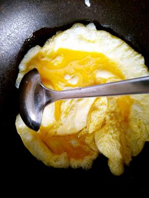 炒锅中放油，油热之后倒入鸡蛋液。