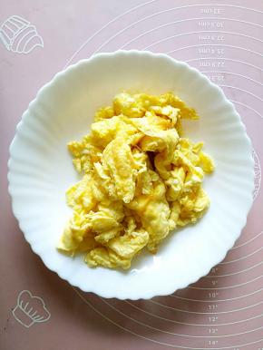 鸡蛋炒熟之后盛出备用