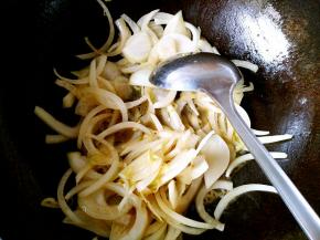 重新起锅，倒油，放入葱花爆香，再放入圆葱丝大火翻炒，加入一点点开水和酱油。