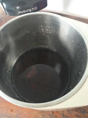 把全部食材放入豆浆机中，加清水至中位线。