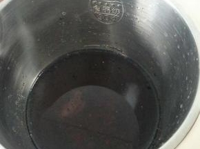 把全部食材放入豆浆机中，加清水至中位线。