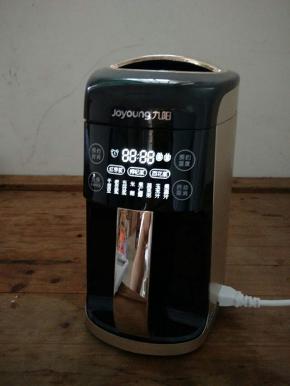 通上电源，显示屏亮起。