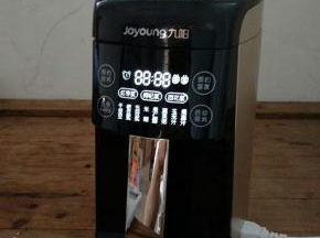 通上电源，显示屏亮起。