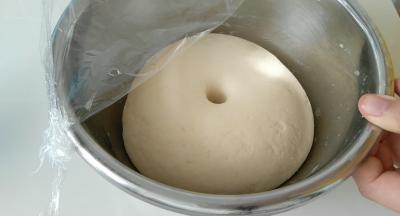 面团发酵到体积两倍大，手指戳下去，不变形即可。