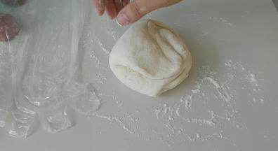 一定要充分揉捏排气，这样做出的馒头光滑。