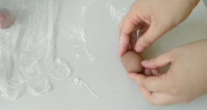 取一块，加入适量可可粉，揉匀。