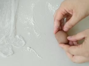 取一块，加入适量可可粉，揉匀。