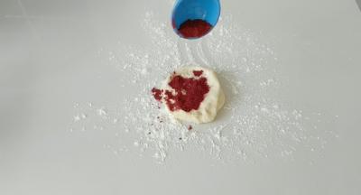 在取一块，加入适量红曲米粉。