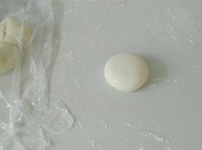 往下摁趴下。