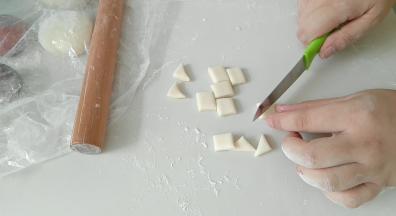 先用刀切出正方形，在切出三角形。