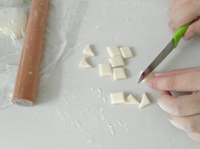 先用刀切出正方形，在切出三角形。