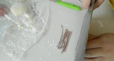 切成条做胡子。