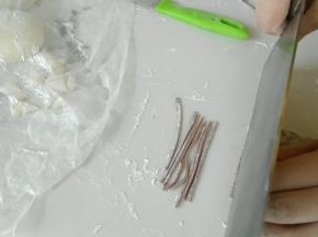 切成条做胡子。