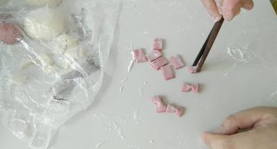 先切出长方形，再用筷子夹出蝴蝶结。
