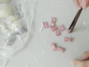 先切出长方形，再用筷子夹出蝴蝶结。