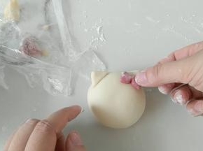 粘上蝴蝶结。