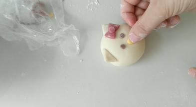 眼睛和鼻子，在贴上胡子，步骤忘拍了。黄色面团是胡萝卜汁和的，一丢丢就行，也可以不这么麻烦，直接豆子或面团代替。