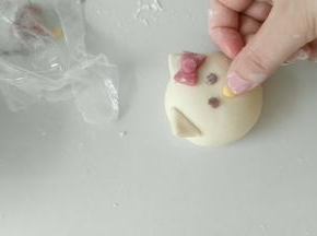 眼睛和鼻子，在贴上胡子，步骤忘拍了。黄色面团是胡萝卜汁和的，一丢丢就行，也可以不这么麻烦，直接豆子或面团代替。