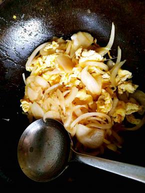 圆葱炒软后倒入之前炒好的鸡蛋，加少许盐和味精，翻炒均匀即可出锅了。