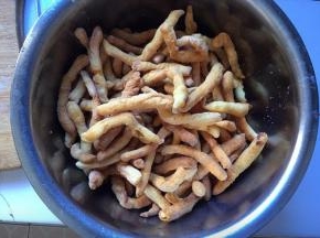 炸至金黄备用