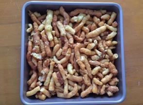 倒入不粘烤盘中，用手掌把胚条压实，要趁温热时操作，不然凉了就硬了哦！