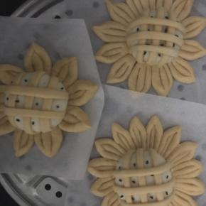 20.将包好的向日葵奶黄包冷水上锅，水开后蒸15分钟，关火5分钟后开盖！