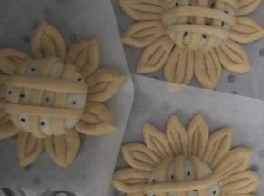 20.将包好的向日葵奶黄包冷水上锅，水开后蒸15分钟，关火5分钟后开盖！