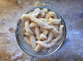 过筛，筛出多余的玉米淀粉