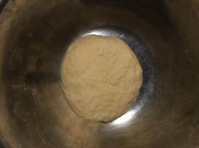 4.将面团揉至光滑