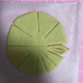 14.分割好的，三个一组进行捏合！