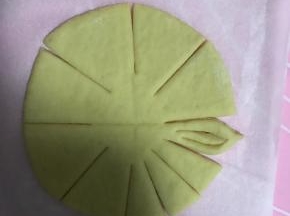 14.分割好的，三个一组进行捏合！