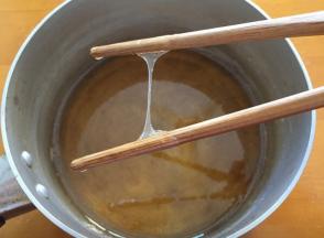 继续用小火熬煮，将糖浆煮到115度，如果没有糖浆温度计，用筷子蘸少许糖浆，稍稍冷却后，糖浆能扯出细线，就说明熬好了。
