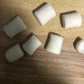 9.分割成60克每个的六个面团