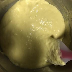 3.将泡打粉，低筋面粉过筛到盆中，翻拌均匀