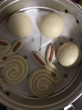 14.冷水上锅，待发酵至原来的1.5倍时开火，水开后蒸15分钟。熄火后不要马上揭盖，闷5分钟后再开盖