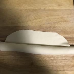 8.排好气的面片从一端紧紧卷起