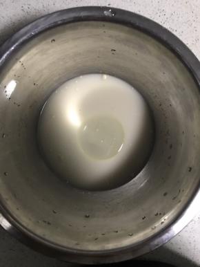 2.加入白砂糖，色拉油搅拌均匀