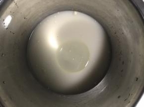 2.加入白砂糖，色拉油搅拌均匀