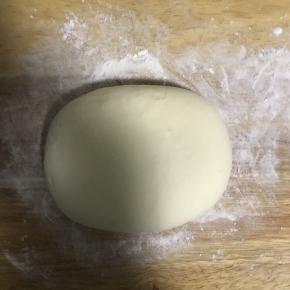 6.将醒发好的面团整理成接近矩形