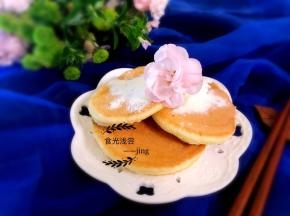 10.另一面上色好，出锅，上面淋蜂蜜，撒点奶粉，简直美味的不得了，不嫌麻烦的话还可以打发点淡奶油，或者配果酱，亦或者淋些酸奶，都是非常不错的选择！