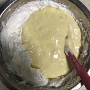 6.将蛋黄液倒回蛋白盆中，翻拌均匀！