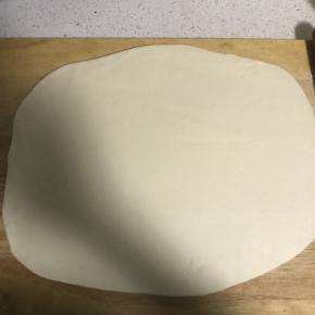 7.将面团擀薄排气