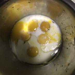 2.将牛奶，玉米油，倒入蛋黄盆中并搅拌均匀！