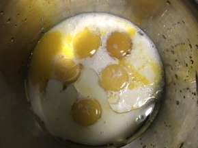 2.将牛奶，玉米油，倒入蛋黄盆中并搅拌均匀！